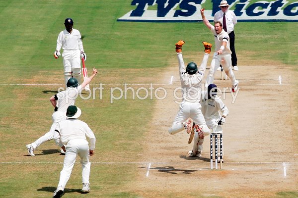 Shane Warne celebrates record wicket