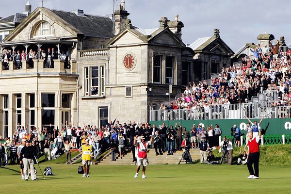 Jack Nicklaus holes out on 18