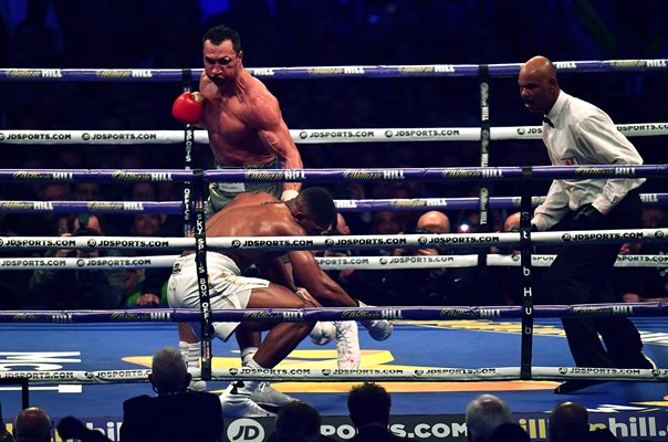Wladimir Klitxchko knocks down Anthony Joshua Wembley 2017