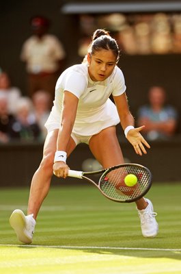 Emma Raducanu Great Britain low backhand Wimbledon 2022