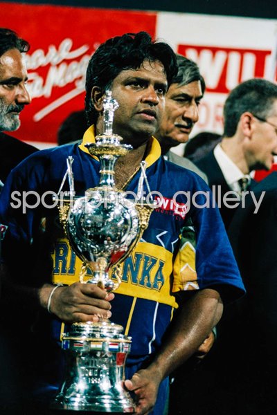 Sri Lankan captain Arjuna Ranatunga World Cup trophy 1996 Images ...