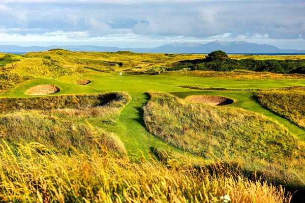  The famous 123 yards par 3, 8th hole 'Postage Stamp' on the Old Course at Royal Troon