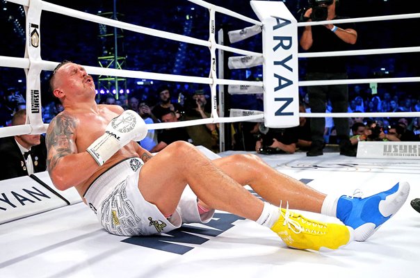 Oleksandr Usyk knocked down v Daniel Dubois heavyweight fight Poland 2023