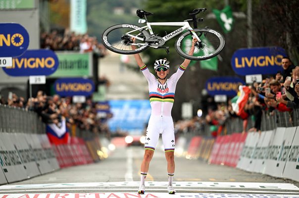 Tadej Pogacar Slovenia bike lift celebration Il Lombardia 2024