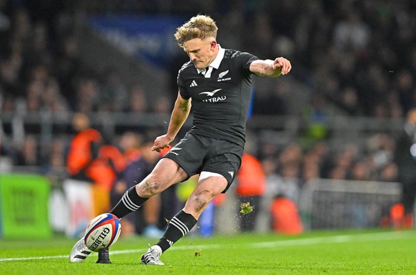 Damian Mckenzie New Zealand penalty kick v England Autumn Nations Series 2024