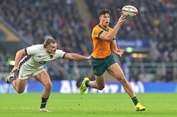 Joseph Suaalii  Australia flick pass v England Autumn Series Twickenham 2024