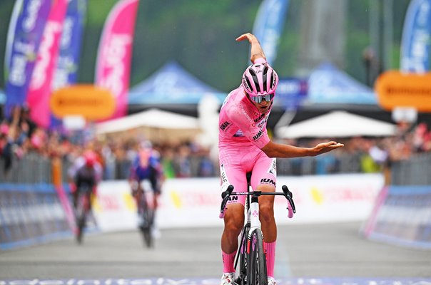 Isaac Del Toro Mexico celebrates Stage 17 win Giro d'Italia 2025