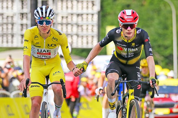 Tadej Pogacar & Jonas Vingegaard fisnih line Stage 10 Tour de France 2025
