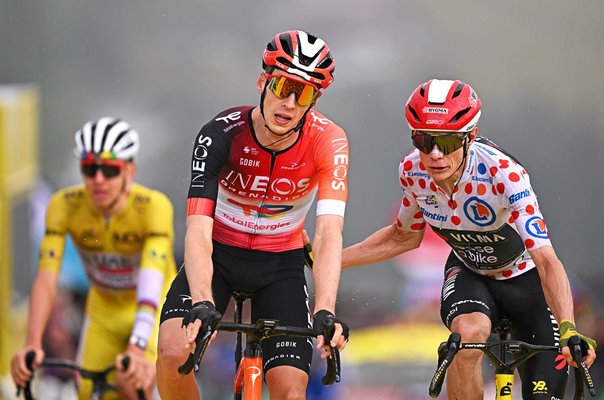Jonas Vingegaard congratulates stage 19 winner Thymen Arensman Tour de France 2025