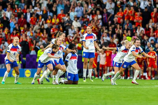 England celebrate win v Spain Women's EURO Final 2025