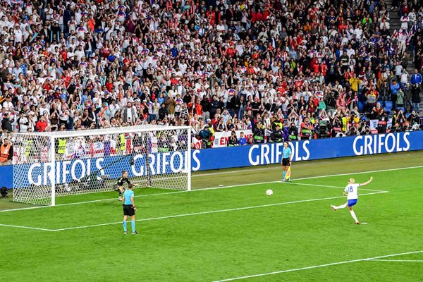 Chloe Kelly England winning penalty v Spain Women's EURO Final 2025