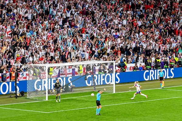 Chloe Kelly England scores winning penalty Women's EURO Final 2025