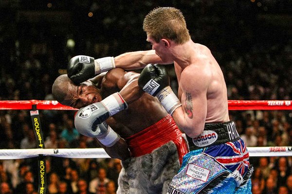 Ricky Hatton punches Floyd Mayweather World Title Fight Las Vegas 2007