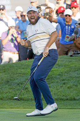 Shane Lowry Europe celebrates putt to retain Ryder Cup New York 2025