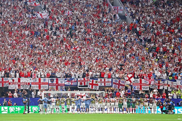 England players & fans celebrate win v Congo DR Last 32 Atlanta World Cup 2026