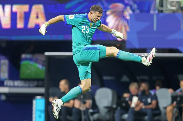 Emiliano Martinez Argentina celebrates England semi final World Cup 2026