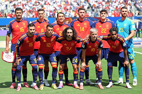 Spain players team photo v Argentina World Cup Final 2026