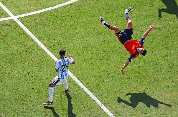 Enzo Fernandez Argentina sees red v Pau Cubarsi Spain World Cup Final 2026